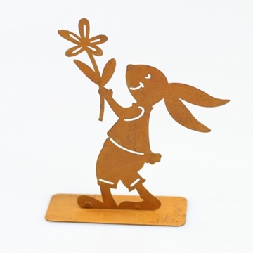 Hare med blomst på fod.