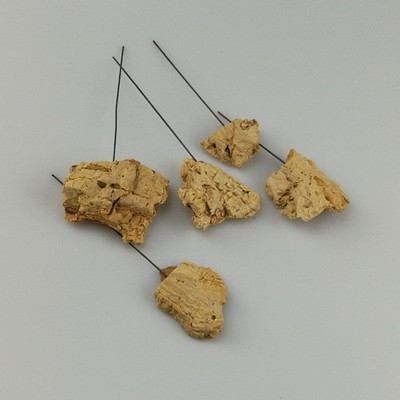 Kork stykker på tråd 5 stk. ass.